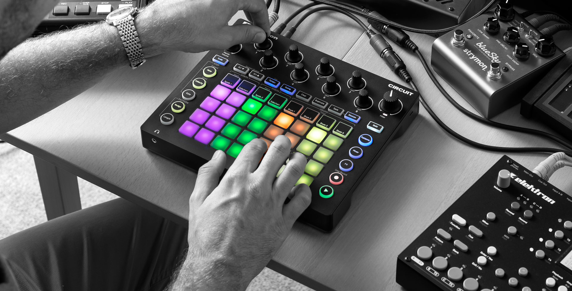 Звук отбивки. Драм-машина Novation circuit. Грувбокс Novation circuit. Midi-контроллер "Novation Launchpad USB Midi". Novation mono Station.