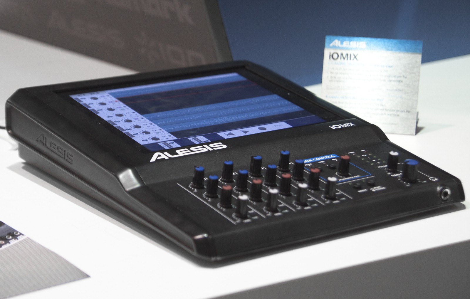 Alesis iO Mix превращает iPad портативную студию с четырехканальным микшером | ProSound